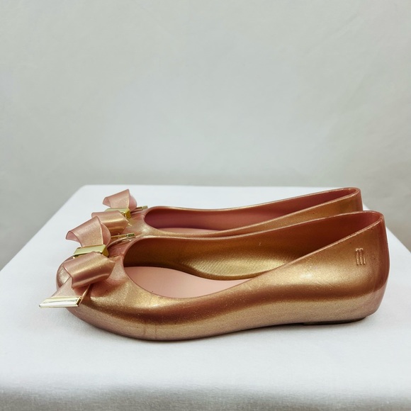 ⭐️HOST PICK⭐️ Mel Dreamed by Melissa Kids Space Love Pumps Rose Gold with Bow - Picture 2 of 12
